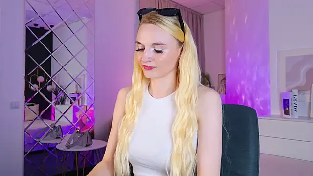 Snapshot of Mila__Lux chatting on May 29, 2026, 8:26 pm Mila Lux online show from May 29, 2026, 8:26 pm