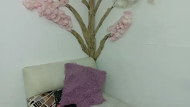 Laura  Castillo  online show from June 10, 2026, 12:28 pm