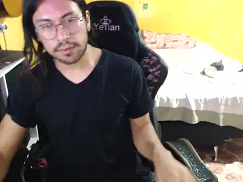 Snapshot of Kravensini chatting on June 19, 2026, 5:02 am Kravensini online show from June 19, 2026, 5:02 am