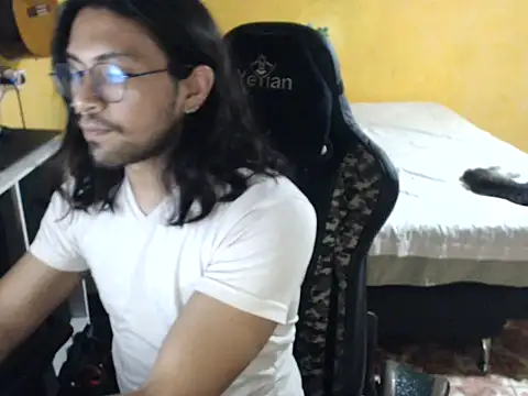 Snapshot of Kravensini chatting on June 18, 2026, 3:38 am Kravensini online show from June 18, 2026, 3:38 am