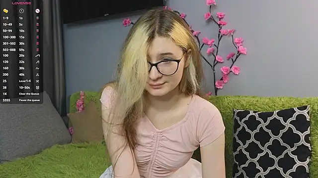 HellyCherry online show from June 22, 2026, 7:44 pm
