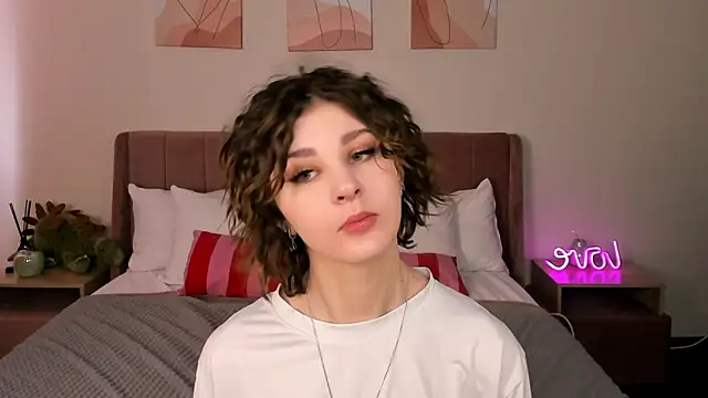 Snapshot of Kira__Fluffy chatting on May 18, 2026, 5:45 am Kira Fluffy online show from May 18, 2026, 5:45 am