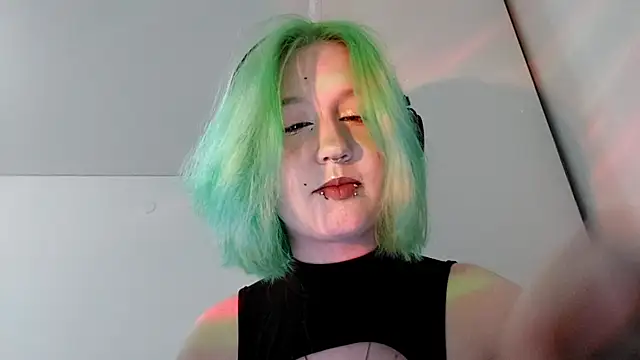 HunXena online show from May 17, 2026, 3:23 pm