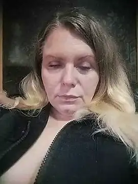 Snapshot of L-AN-A chatting on May 19, 2026, 4:47 pm L-AN-A online show from May 19, 2026, 4:47 pm