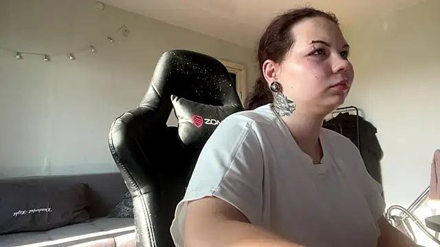 Redhair girl online show from June 15, 2026, 2:50 pm