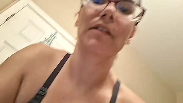 MamaBee88 online show from May 19, 2026, 7:59 am