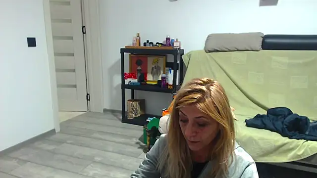 FoxyloveXXX online show from May 17, 2026, 4:18 pm