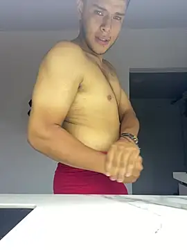 stivenruiz1303 online show from May 26, 2026, 6:06 pm