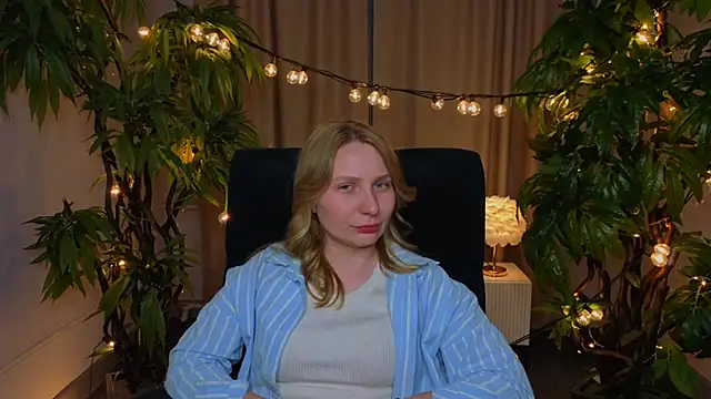 VioletSpencer online show from May 23, 2026, 1:43 pm