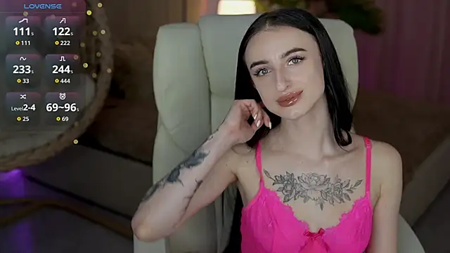 EmilyyMoon online show from May 19, 2026, 1:18 pm