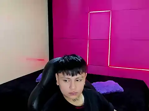 DimitryTompson online show from May 21, 2026, 1:19 pm