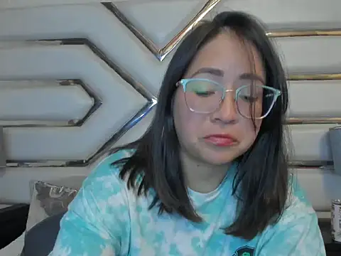 Snapshot of AlissBluumm chatting on June 9, 2026, 7:26 pm AlissBluumm online show from June 9, 2026, 7:26 pm