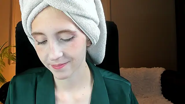 Elen  Moore online show from July 2, 2026, 5:24 am