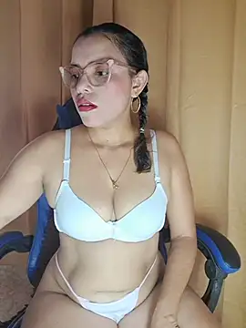 Estrella em online show from July 3, 2026, 9:43 pm