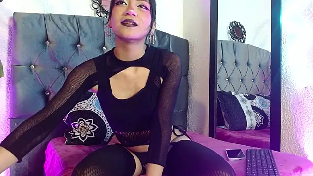 Snapshot of Henutmire_Rossi chatting on July 3, 2026, 12:22 pm Henutmire Rossi online show from July 3, 2026, 12:22 pm