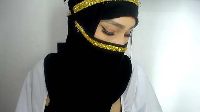 Snapshot of Fox_Loves chatting on May 29, 2026, 12:49 am Fox Loves online show from May 29, 2026, 12:49 am