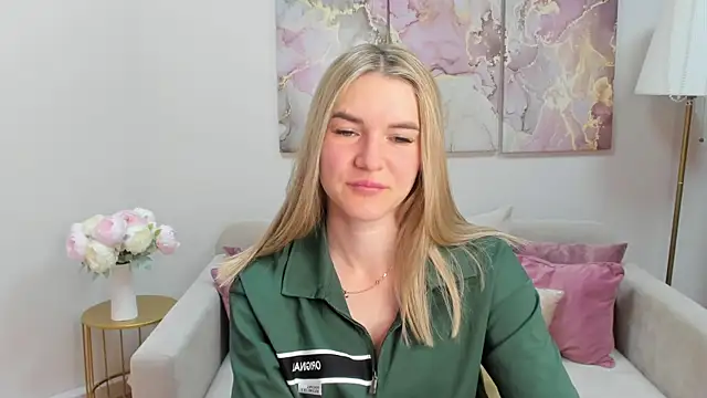 Snapshot of RoxyReignn chatting on July 7, 2026, 9:51 pm RoxyReignn online show from July 7, 2026, 9:51 pm