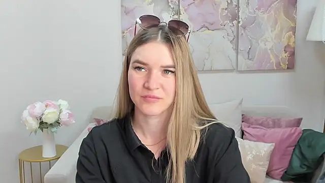 Snapshot of RoxyReignn chatting on June 18, 2026, 10:04 pm RoxyReignn online show from June 18, 2026, 10:04 pm