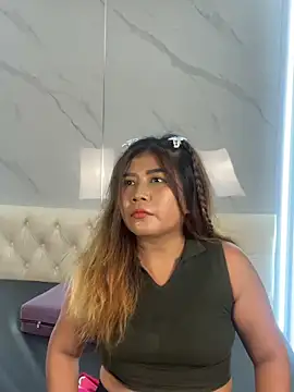 Snapshot of LyraMilano chatting on May 29, 2026, 12:33 pm LyraMilano online show from May 29, 2026, 12:33 pm