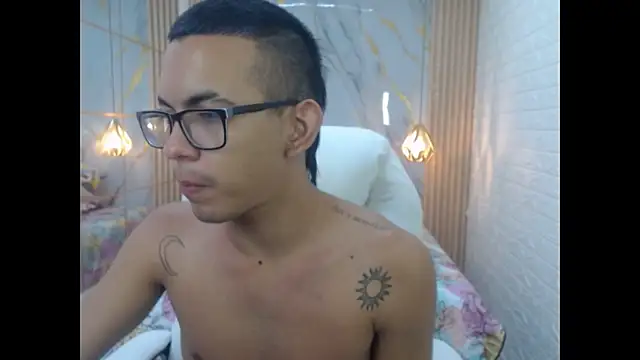 maximiliano hotdevil online show from May 26, 2026, 7:39 am