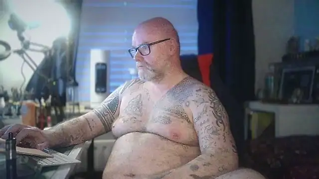 Snapshot of Tattooed_Dilf_01 chatting on May 25, 2026, 9:02 pm Tattooed Dilf 01 online show from May 25, 2026, 9:02 pm