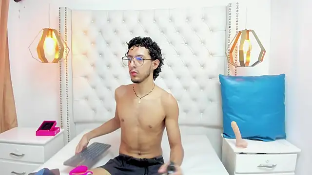 Snapshot of LEO_SANZ66 chatting on July 14, 2026, 12:33 pm LEO SANZ66 online show from July 14, 2026, 12:33 pm
