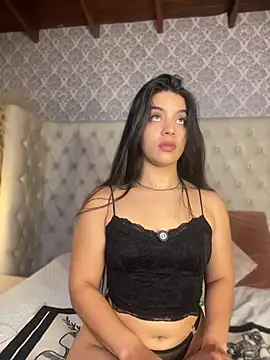 Snapshot of Amel_Rosse chatting on June 23, 2026, 3:32 pm Amel Rosse online show from June 23, 2026, 3:32 pm