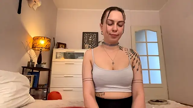 EvelynCharm  online show from May 26, 2026, 2:26 pm