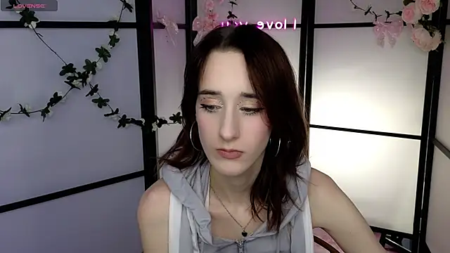 Snapshot of LolaWhitmore chatting on May 28, 2026, 1:06 pm LolaWhitmore online show from May 28, 2026, 1:06 pm