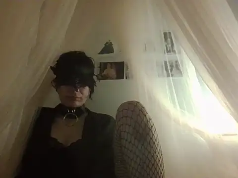 Snapshot of Nyx_Nuit chatting on June 12, 2026, 11:24 pm Nyx Nuit online show from June 12, 2026, 11:24 pm