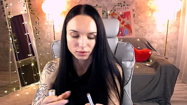 NicoleMerz online show from June 19, 2026, 4:02 pm