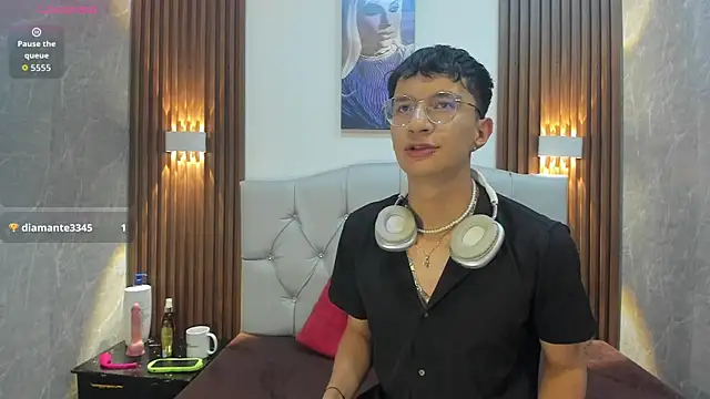 Snapshot of Julian_Foxxx chatting on May 27, 2026, 7:54 pm Julian Foxxx online show from May 27, 2026, 7:54 pm