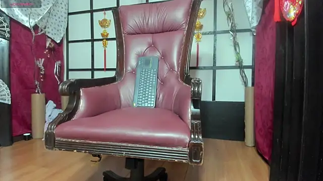  QueenMarilyn online show from July 9, 2026, 7:02 pm