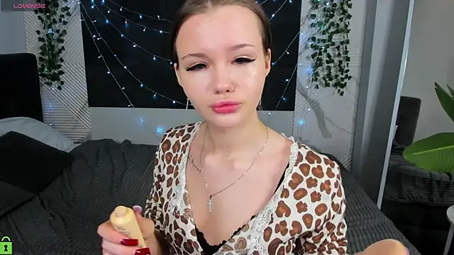 Snapshot of Ella_Butler chatting on June 3, 2026, 9:21 am Ella Butler online show from June 3, 2026, 9:21 am