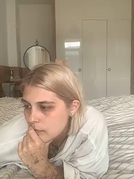 Snapshot of Ella_Bloom chatting on June 17, 2026, 11:09 am Ella Bloom online show from June 17, 2026, 11:09 am