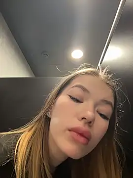 Dreamy Mia online show from June 7, 2026, 3:17 pm