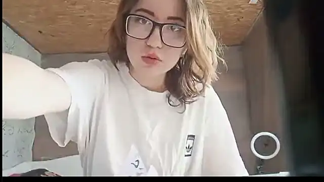 Snapshot of OliviaMoment chatting on July 2, 2026, 8:42 am OliviaMoment online show from July 2, 2026, 8:42 am