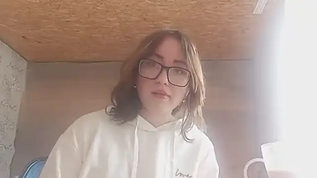 Snapshot of OliviaMoment chatting on June 11, 2026, 9:17 am OliviaMoment online show from June 11, 2026, 9:17 am