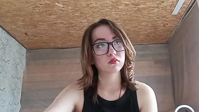 Snapshot of OliviaMoment chatting on July 3, 2026, 8:21 am OliviaMoment online show from July 3, 2026, 8:21 am