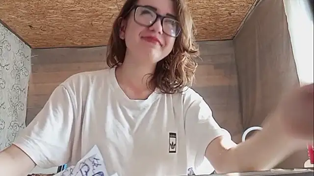 Snapshot of OliviaMoment chatting on July 5, 2026, 8:21 am OliviaMoment online show from July 5, 2026, 8:21 am