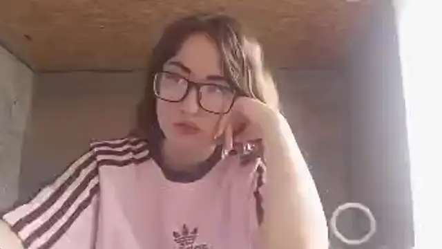 Snapshot of OliviaMoment chatting on June 22, 2026, 8:22 am OliviaMoment online show from June 22, 2026, 8:22 am