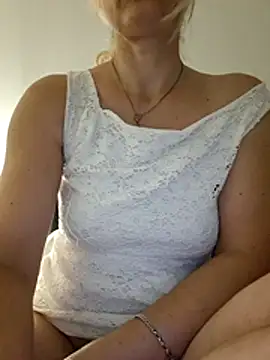 Snapshot of Alaska-perla chatting on July 8, 2026, 10:10 pm Alaska-perla online show from July 8, 2026, 10:10 pm