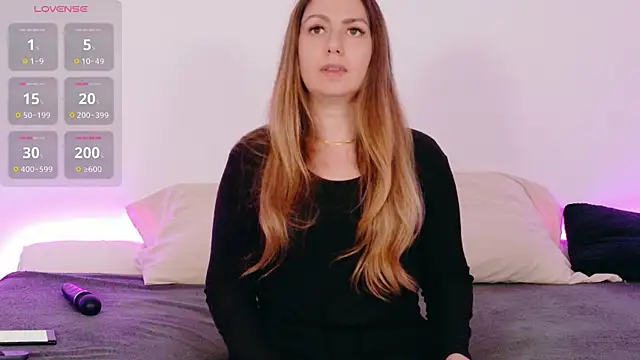 LindaWhite  online show from May 13, 2026, 9:22 pm