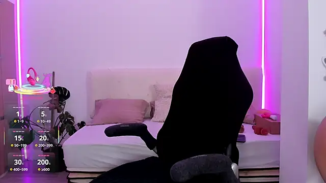 LindaWhite  online show from October 30, 2025, 11:19 am