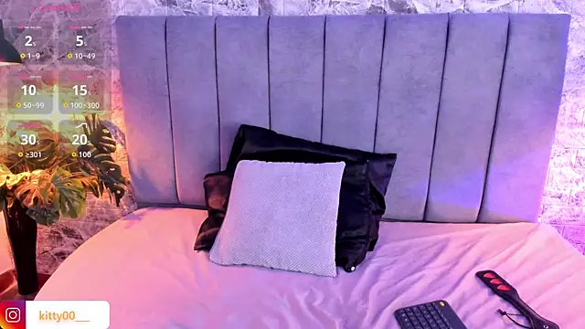 Moon  kittyy online show from June 6, 2026, 3:45 am