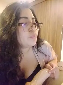 Snapshot of Roxxy_Sade chatting on June 11, 2026, 12:32 am Roxxy Sade online show from June 11, 2026, 12:32 am