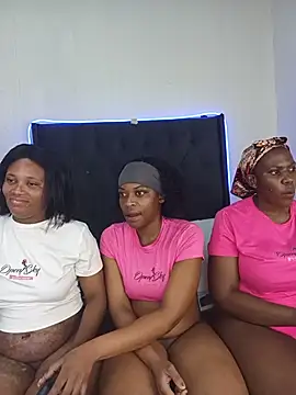 Snapshot of QueenZara_202 chatting on June 24, 2026, 1:32 pm QueenZara 202 online show from June 24, 2026, 1:32 pm
