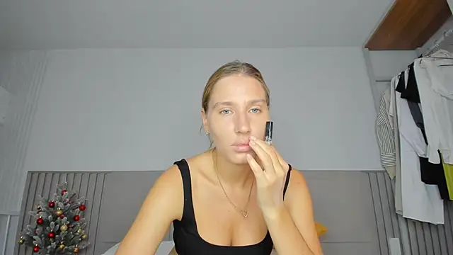 Snapshot of SofiClimbing chatting on December 16, 2025, 3:55 am SofiClimbing online show from December 16, 2025, 3:55 am