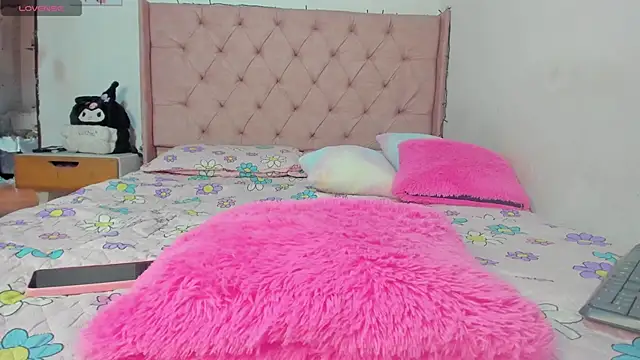 Snapshot of Sakura_moon_ chatting on June 4, 2026, 5:06 pm Sakura moon online show from June 4, 2026, 5:06 pm