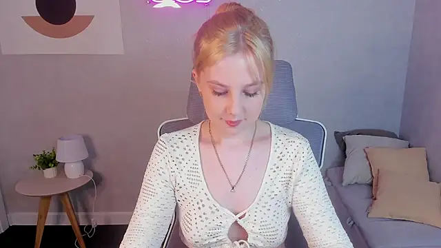 Snapshot of Violeta_Paul chatting on July 21, 2026, 12:57 am Violeta Paul online show from July 21, 2026, 12:57 am